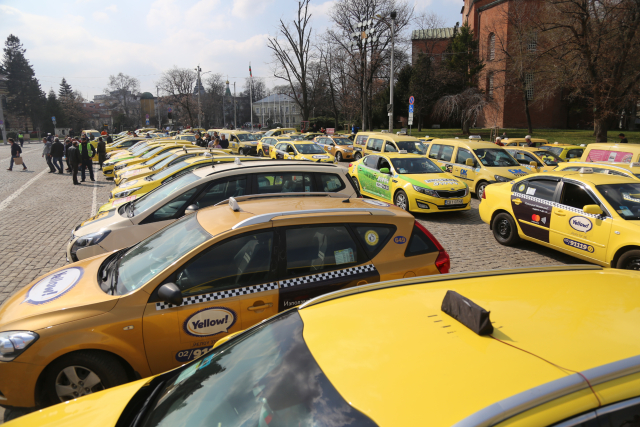 Таксиметровите шофьори протестираха срещу "дъмпинга"