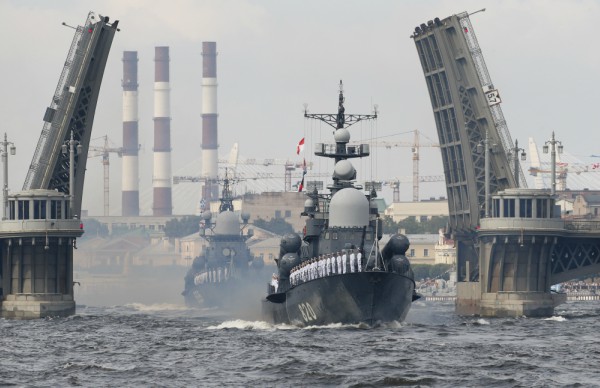 Русия демонстрира мощта на своята флота (СНИМКИ)
