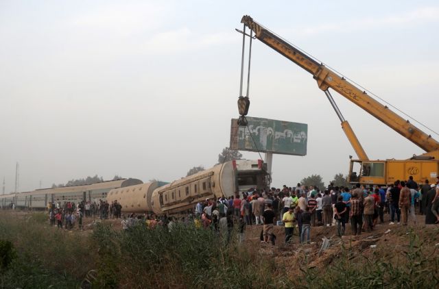 Ранени близо 100 души при влакова катастрофа (СНИМКИ)