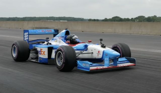 Tesla Model S се опитва против болид от Formula 1 (ВИДЕО) | ФАКТИ.БГ Tesla Model S се опитва против болид от Formula 1 (ВИДЕО)