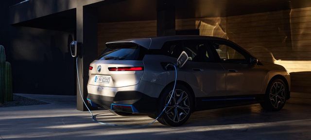 BMW ще зарежда електромобилите си чрез кравешки фекалии