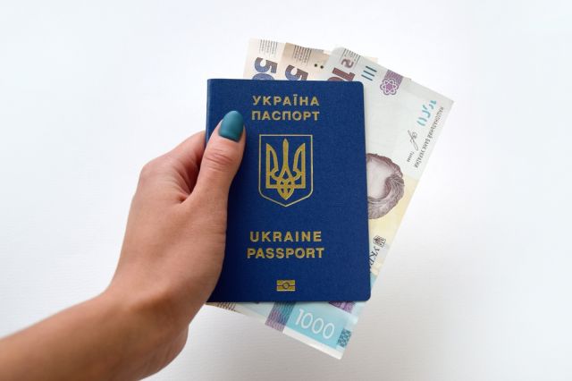 Забраниха на украинците да превеждат гривни във валутни карти на чужди банки