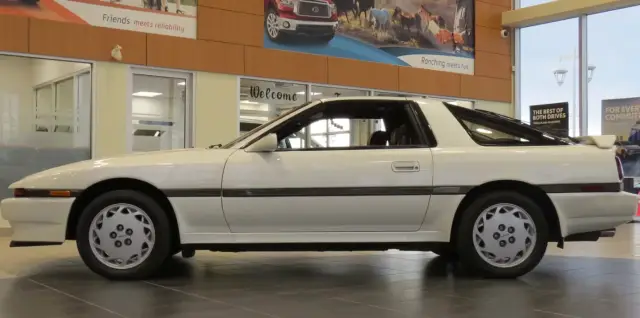 Продава се неповторимо непокътната Toyota Supra