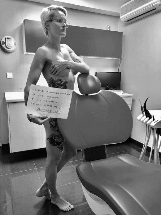 Зъболекари се съблякоха напълно голи в знак на протест срещу... (СНИМКИ)