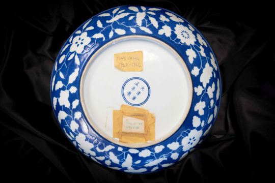 Напукана стара чиния ще донесе 100 000 лири на собственика си (СНИМКИ)