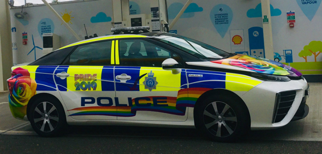 Полицейска кола за охрана на гейове