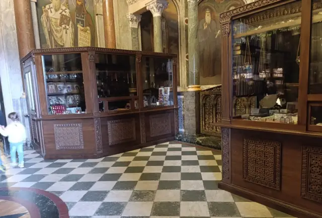 Няма кой да продава свещи в най-голямата катерила у нас на Разпети петък (СНИМКИ)