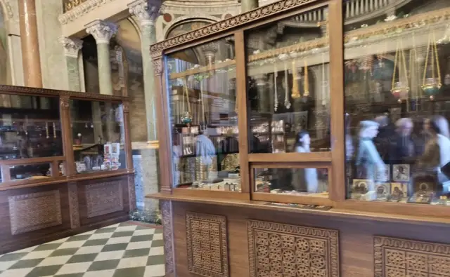 Няма кой да продава свещи в най-голямата катерила у нас на Разпети петък (СНИМКИ)