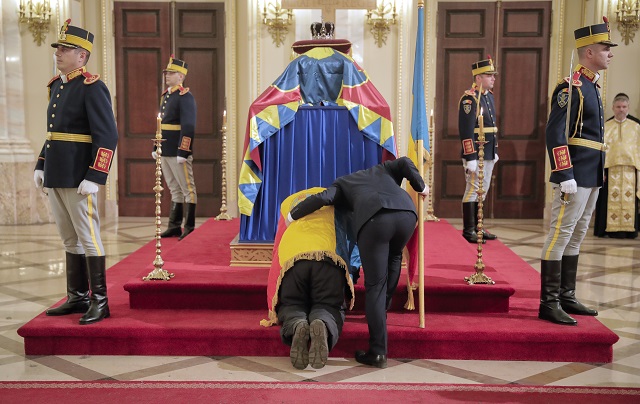 Траур в Букурещ. Румъния се прощава с крал Михай (СНИМКИ)