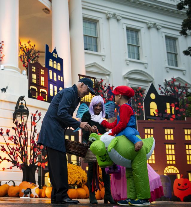 Джо Байдън и брачната половинка му отпразнуваха първия си Хелоуин в Белия дом (ВИДЕО+СНИМКИ) - 2 