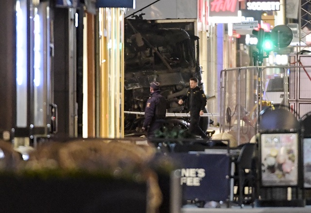 Експлозиви в камиона-убиец от Стокхолм? (ВИДЕО+СНИМКИ)