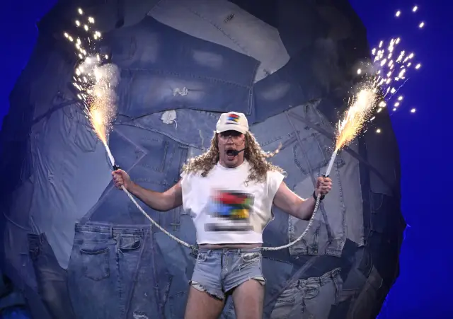 Певец излезе без бельо на сцената на "Евровизия" (ВИДЕО)