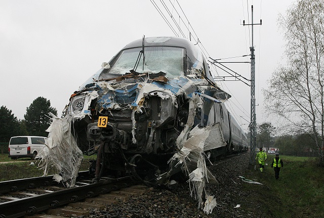 Влак помля камион в Полша