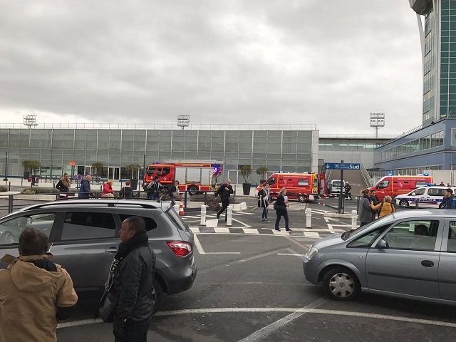 Стрелба и евакуация на летище в Париж (СНИМКИ И ВИДЕО)