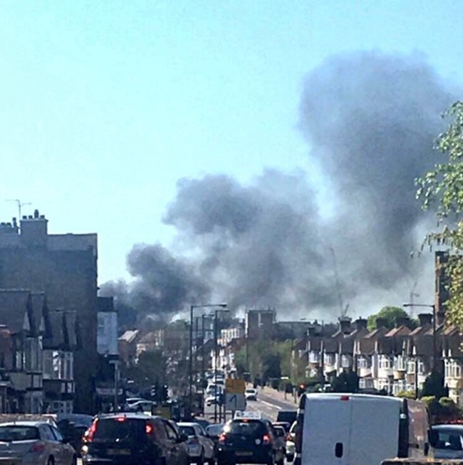 Силни взривове разтърсиха Лондон