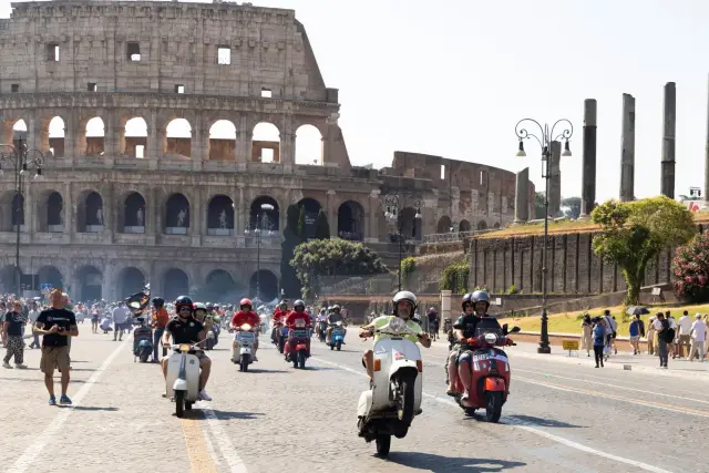 Vespa отбелязва 80-годишнината си с огромно шествие и специален скутер в лимитирана серия