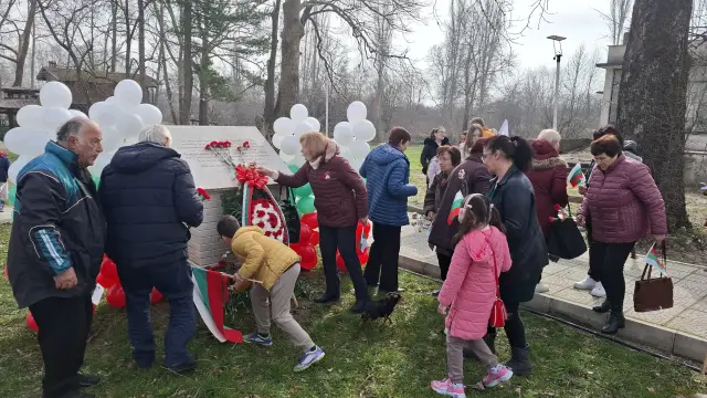 В село Бяла Река отпразнуваха 3 март с поезия и минута мълчание | ФАКТИ.БГ В село Бяла Река отпразнуваха 3 март с поезия и минута мълчание