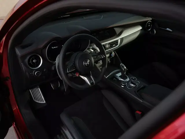 Alfa Romeo резервира най-наточените модели с бензинови двигатели
