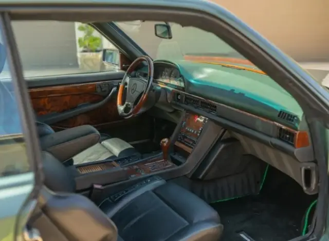 34-годишен Mercedes W126 достига цена от 850 000 долара