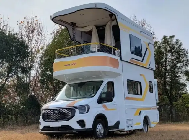 Двуетажен кемпер с тераса