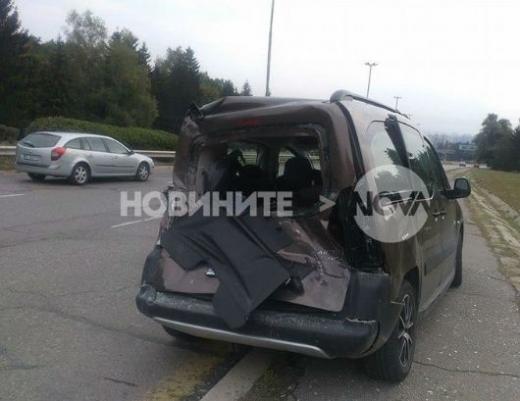 Кола се обърна по таван, не успя да спре на пешеходна пътека