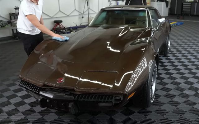 Пълна промяна: Corvette открит в изоставена плевня и измит за първи път от 34 години (ВИДЕО)