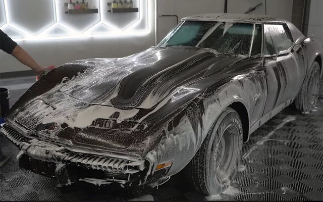 Пълна промяна: Corvette открит в изоставена плевня и измит за първи път от 34 години (ВИДЕО)