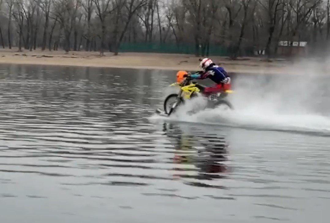 5 км с мотоциклет по вода (ВИДЕО)