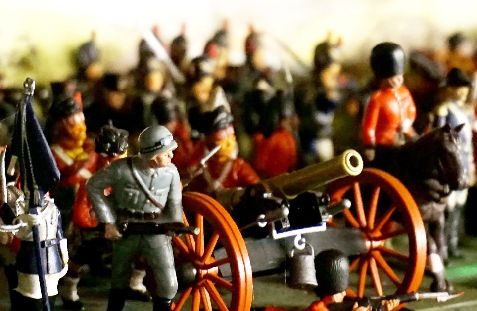 Най-голямата колекция от военни играчки в света отиде на търг (СНИМКИ)