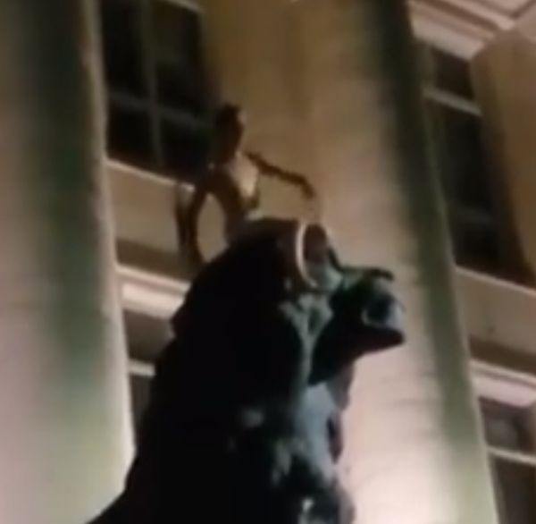 Гол мъж яхна един от лъвовете пред Съдебната палата (ВИДЕО)