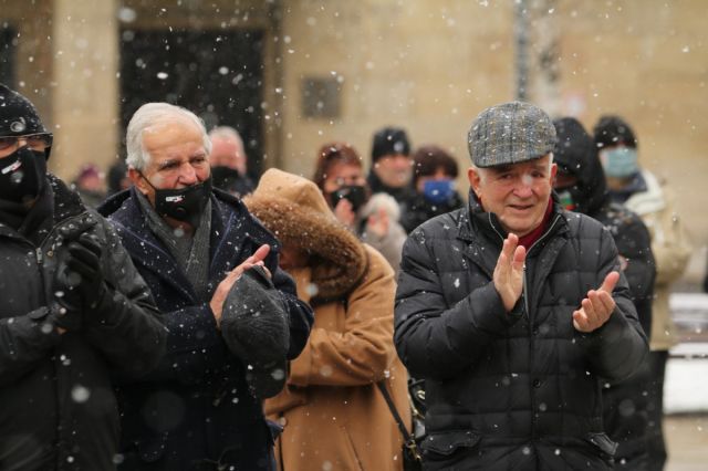 “Момчето си отиде” с любов и аплодисменти (СНИМКИ)