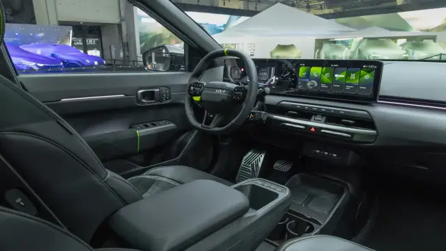 Наточената Kia EV4 дебютира с 300 конски сили и „виртуални предавки“