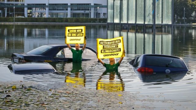 Екоактивисти "потопиха" автомобили пред автосалона в Мюнхен