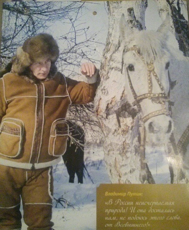 Путин с подарък от България за свой календар за 2016 г.