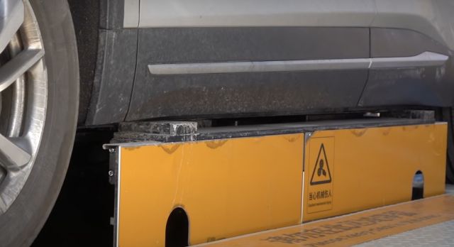 Вижте как работят станциите за подмяна на батерии на електромобили (ВИДЕО)