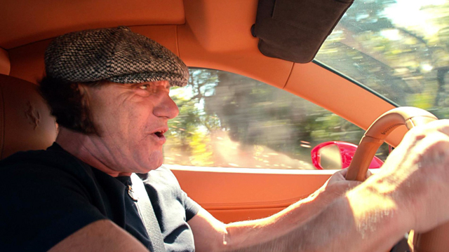 Вокалът на AC/DC оглушал от коли