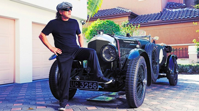 Вокалът на AC/DC оглушал от коли