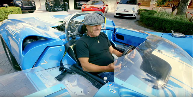 Вокалът на AC/DC оглушал от коли