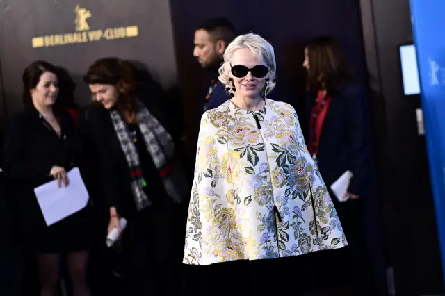 Памела Андерсън изненада феновете с естествена визия на фестивал в Берлин (СНИМКА)