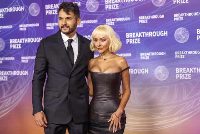 Кристина Агилера показа апетитна фигура в стегната черна рокля (СНИМКИ)