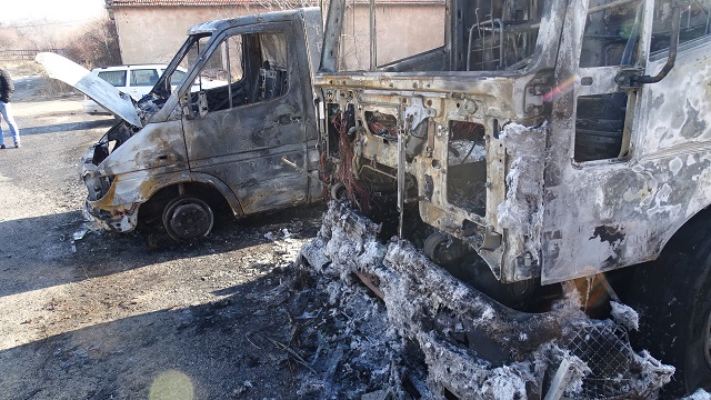 Опожариха три автовоза в Дупница (СНИМКИ)
