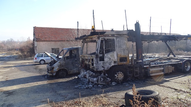 Опожариха три автовоза в Дупница (СНИМКИ)