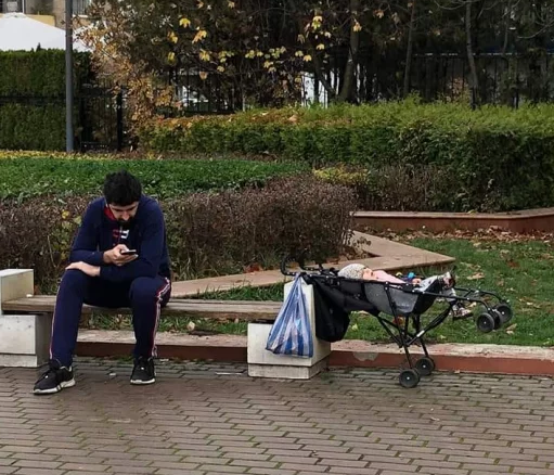 СНИМКА на млад баща с бебе в количка вбеси мрежата