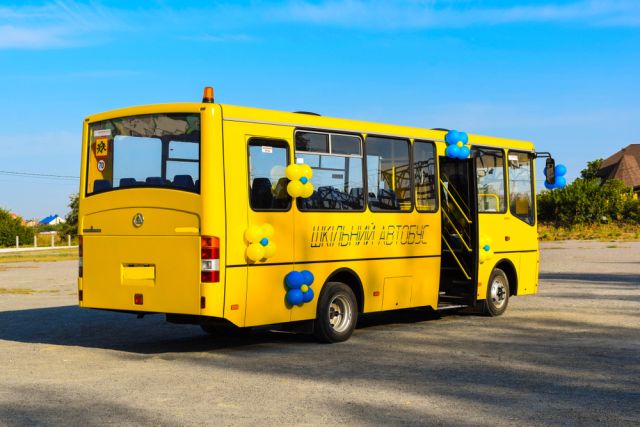 ЕК отпуска средства за училищни автобуси на Украйна | ФАКТИ.БГ ЕК отпуска средства за училищни автобуси на Украйна