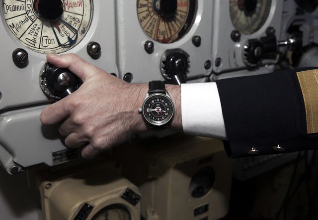  В Русия се продава ръчен часовник с метал от атомна подводница 