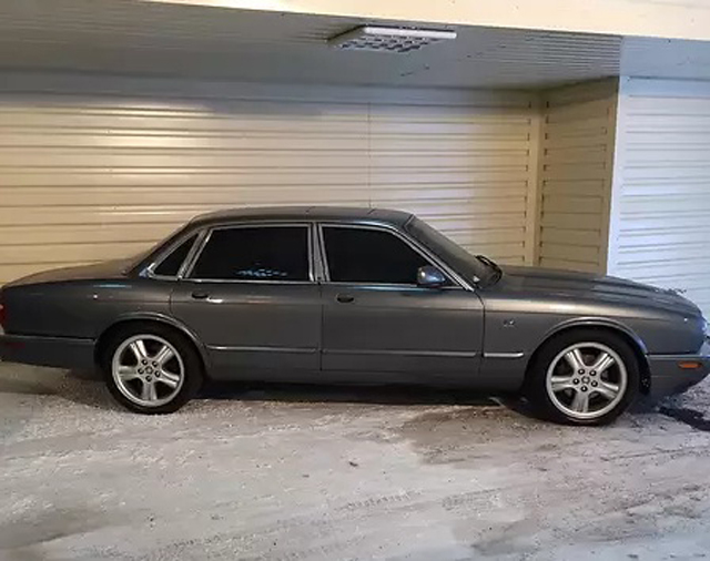 Украинец продава изгодно култов Mercedes и три класически Jaguar-а