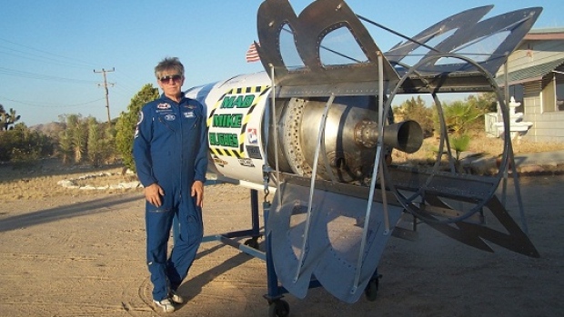 Лудият Майк най-сетне полетя на своята самоделна ракета и оцеля (ВИДЕО)