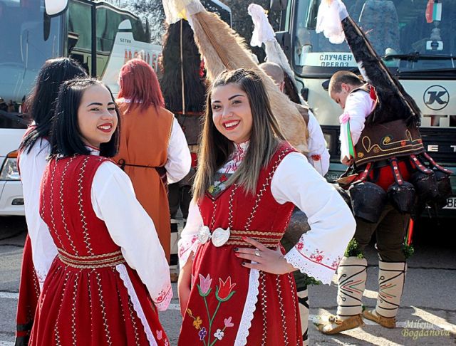 Блясъкът на българските традиции (СНИМКИ)