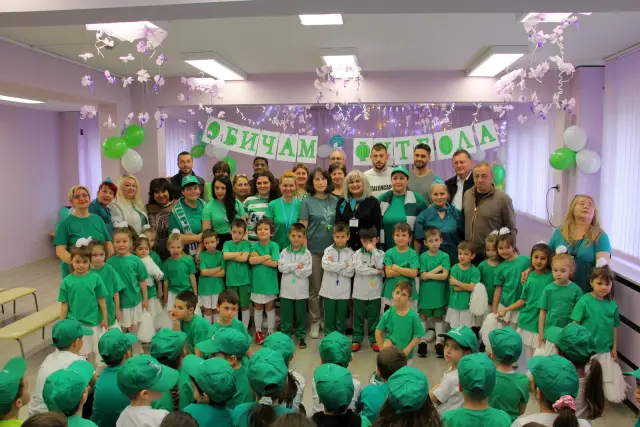 Футболисти зарадваха малчугани от детска градина във Варна (СНИМКИ)