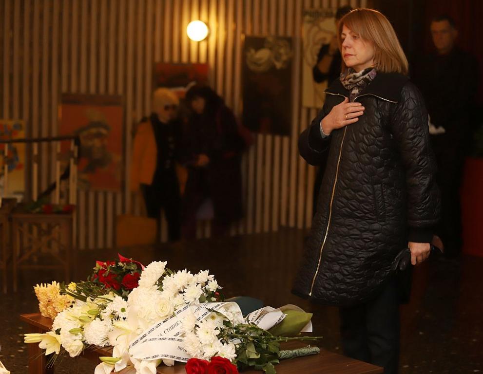 Хиляди се стекоха към Сатиричния театър за последно сбогом със Стоянка Мутафова (СНИМКИ)
